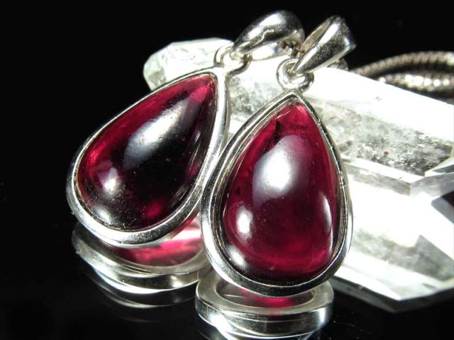 極上ロードライトガーネット ドロップ型ペンダントトップ 1個売り サイズ縦約13mm-14mm 超透明ワインレッド 努力を実らせ成功へ導く石 Silver925 インド産