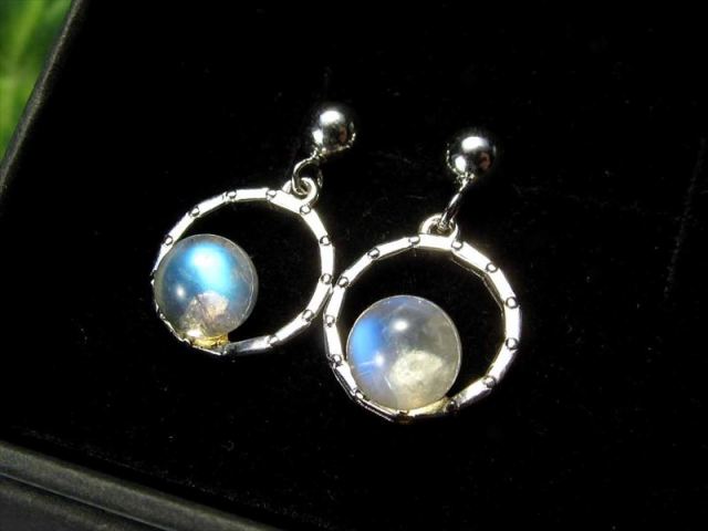 人気の揺れるタイプ ブルームーンストーン ピアス 石サイズ直径約6mm