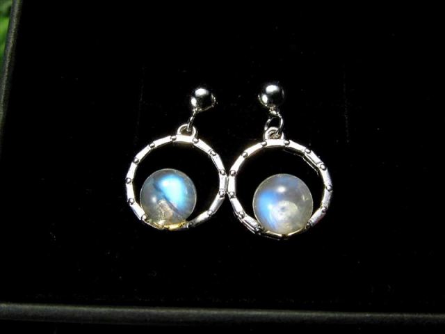 人気の揺れるタイプ ブルームーンストーン ピアス 石サイズ直径約6mm