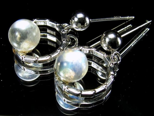 人気の揺れるタイプ ブルームーンストーン ピアス 石サイズ直径約6mm