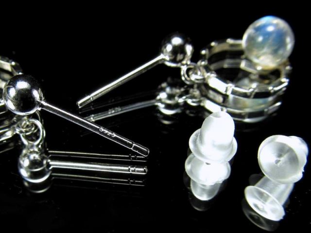 人気の揺れるタイプ ブルームーンストーン ピアス 石サイズ直径約6mm