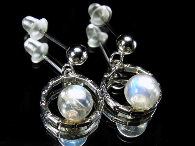 人気の揺れるタイプ ブルームーンストーン ピアス 石サイズ直径約6mm