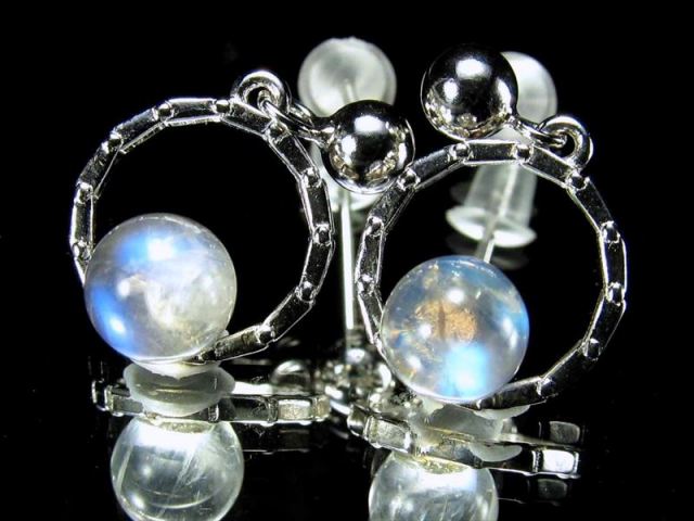人気の揺れるタイプ ブルームーンストーン ピアス 石サイズ直径約6mm