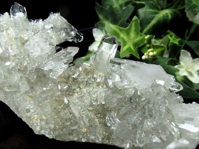 照り最高の水晶 ゼッカ産 水晶クラスター 最大幅約142mm 重さ147g 謎