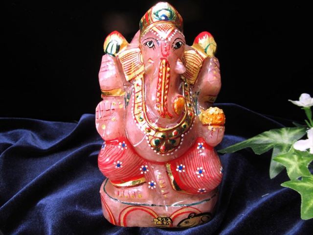 インドの神様幸せのガネーシャローズクオーツ　商売繁盛縁結び　置物展示使用 豪華22金カラー彩色タイプ ローズクォーツ ガネーシャ彫り置物 高さ約