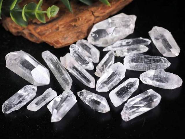 サインジ渓谷産 ヒマラヤ水晶ポイント SSサイズ 約100gセット 一袋約17-25本入り 澄んだ透明感と圧倒的な浄化力 ギャランティカード付き