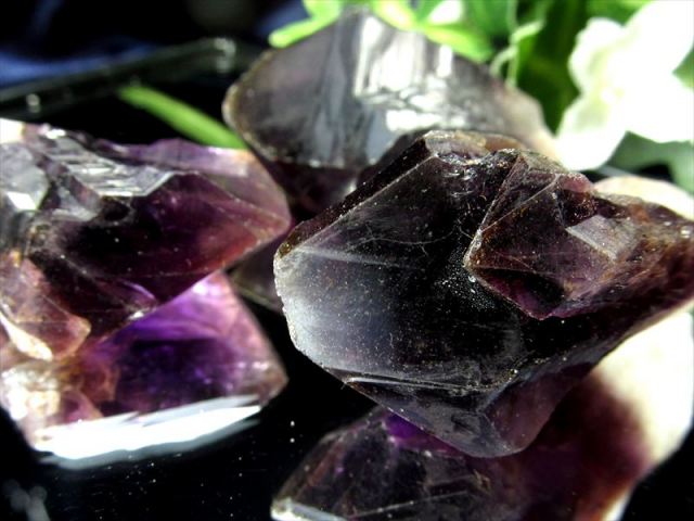 アメジストの原石約縦180mm・横220mm：重量4.5キロ