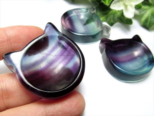 美麗層状フローライト小皿 マルチカラー フローライト 猫 プレート 1個売り 幅約31mm前後 キャット ネコ ねこ 愛らしい猫型 猫の置物 小物入れ 丸玉用台座