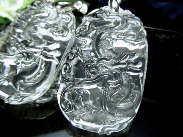 繊細彫刻 天然水晶 神龍彫刻 オーバル型 ペンダントトップ 1個売り 幅約45mm-48mm前後 超透明天然水晶 ブラジル産 パワーストーン 天然石