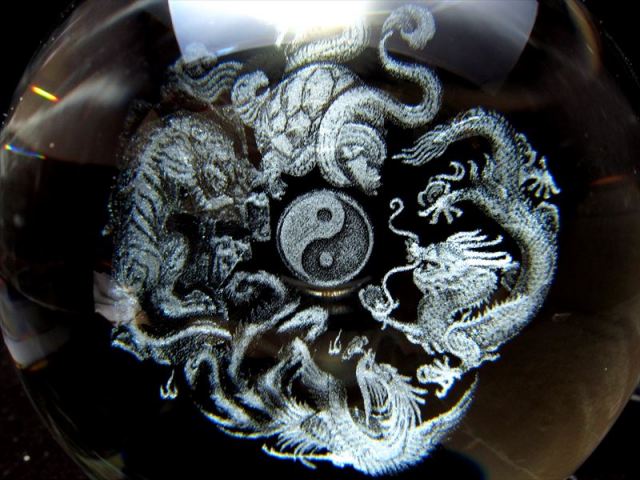 青龍 白虎 朱雀 玄武 四神 クリスタルガラス製 丸玉 直径約80mm レーザー彫刻 幻想的に浮かび上がる彫刻 陰陽マーク 置物 四神獣 四大神獣陰陽 台座付き inmy