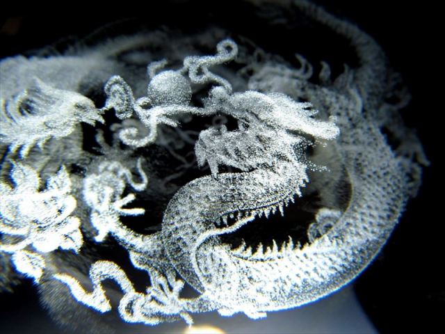 鳳凰と神龍 クリスタルガラス製 丸玉 専用台座付き 直径約80mm