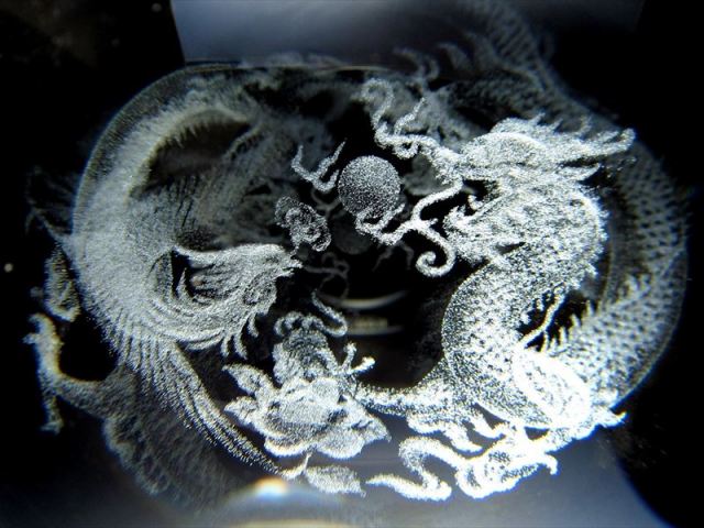 鳳凰と神龍 クリスタルガラス製 丸玉 専用台座付き 直径約80mm レーザー彫刻 幻想的に浮かび上がる彫刻 ドラゴンボール 五本爪の龍 置物 人工水晶 inmy