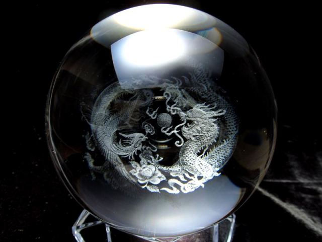 ★限定特選品★極上レーザー彫刻【80mm丸玉♢五本爪双龍ドラゴンボール&護符】❤️ 鳳凰と神龍 クリスタルガラス製 丸玉 専用台座付き 直径約80mm
