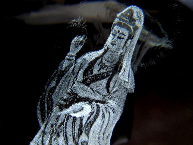 売り切り商品 白衣観音菩薩 クリスタルガラス製 丸玉 専用台座付き 直径約80mm レーザー彫刻 幻想的に浮かび上がる彫刻