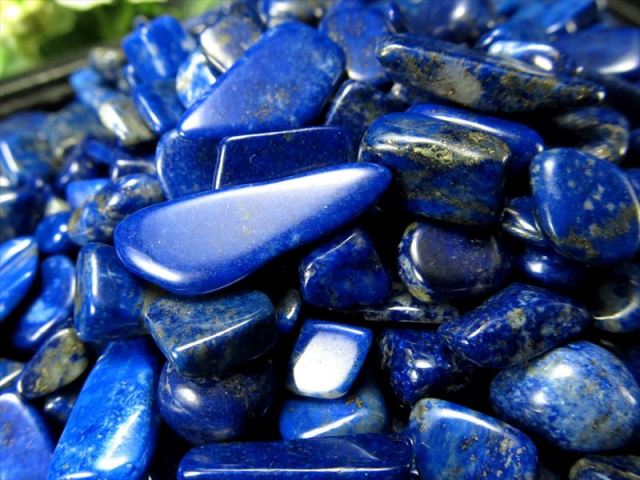 品質UP 5A 艶々ラピスラズリ 青金石 さざれ 200グラム 粒の大きさ平均