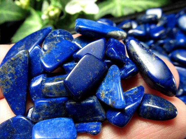 品質UP 5A 艶々ラピスラズリ 青金石 さざれ 200グラム 粒の大きさ平均