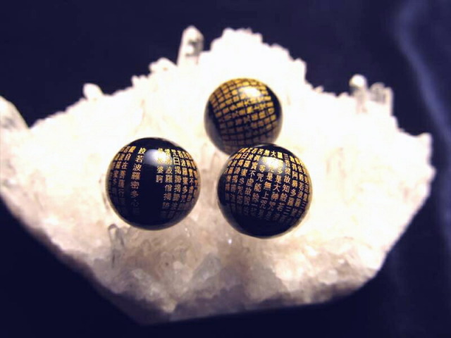 極上微細金塗り彫刻 般若心経彫りビーズ 金文字の映える黒 オニキスお経彫りビーズ石 天然石 約8mm珠 inmy-10 パワーストーン 天然石