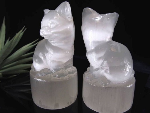 セレナイト 透石膏 猫 ネコ 彫刻置物 高さ約8.5cm-9.5cm 1個売り