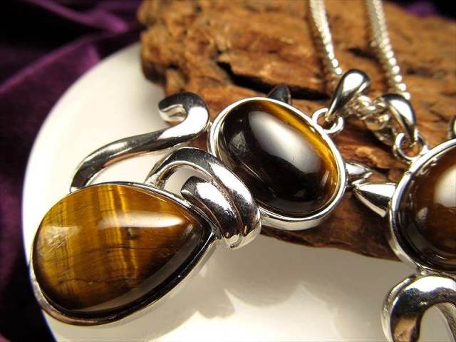 タイガーアイ にゃんこペンダントトップ 縦約44mm(バチカン含まず) 1個売り にゃんこモチーフ つやつや猫ちゃん 南アフリカ産