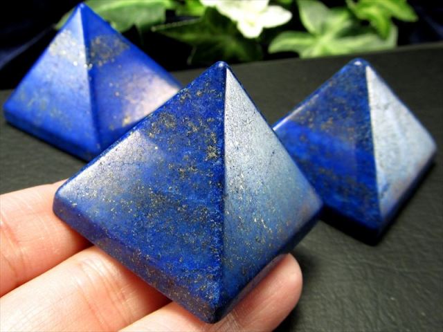 艶々天然石ピラミッド ラピスラズリ(染色) ピラミッド 置物 1個売り 幅