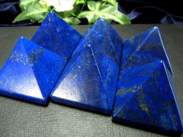 艶々天然石ピラミッド ラピスラズリ(染色) ピラミッド 置物 1個売り 幅