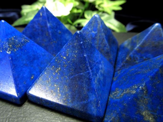 艶々天然石ピラミッド ラピスラズリ(染色) ピラミッド 置物 1個売り 幅