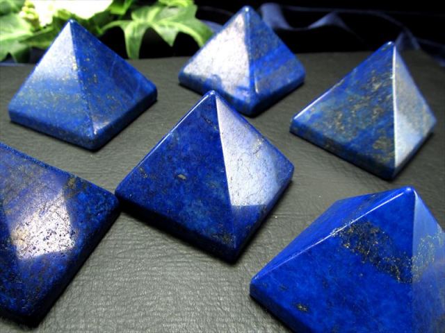希少☆リビアングラス ピラミッド型 艶々天然石ピラミッド ラピスラズリ(染色) ピラミッド 置物 1個売り 幅