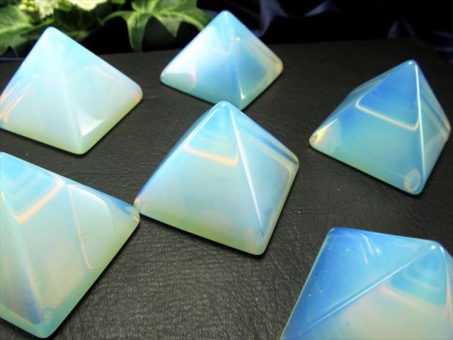 艶々天然石ピラミッド 人工オパール ピラミッド 置物 1個売り 幅約35mm