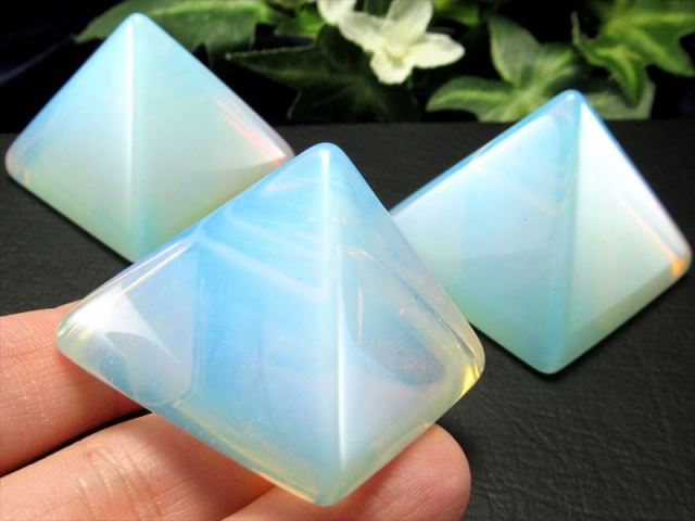 艶々天然石ピラミッド 人工オパール ピラミッド 置物 1個売り 幅約35mm