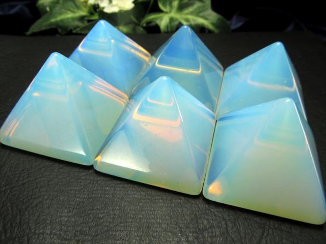 艶々天然石ピラミッド 人工オパール ピラミッド 置物 1個売り 幅約35mm