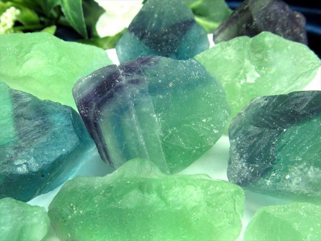 中サイズ ラフカット原石 グリーン フローライト 200gセット 浄化用 インテリアに サイズ平均 約25mm-55mm 約4個-8個入り 中国 浙江省産