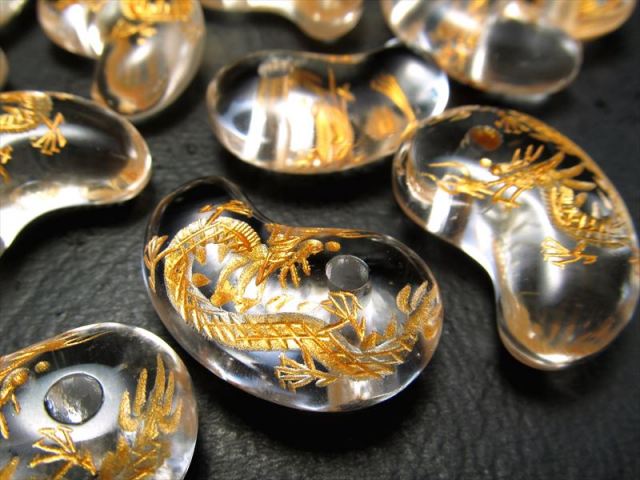 ○1個売り 縦約30mm×横約19mm 龍 金彫り水晶勾玉(まがたま