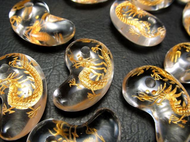 ○1個売り 縦約30mm×横約19mm 龍 金彫り水晶勾玉(まがたま