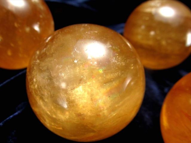 繁栄と成功の象徴！ゴールデンカルサイトの丸玉（83mm） 繁栄と成功の象徴！ゴールデンカルサイトの丸玉（83mm） | 虹色の星