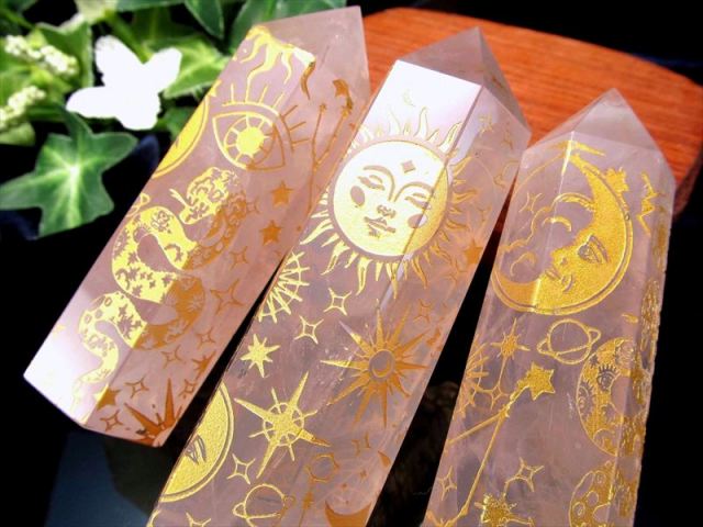 幻想的な模様入り ローズクォーツ ポイント 1個売り 約80g-100g 透明ピンク 恋愛成就の石 月・星模様 太陽 蛇 魔法陣 目 六角柱 へび ヘビ ブラジル産