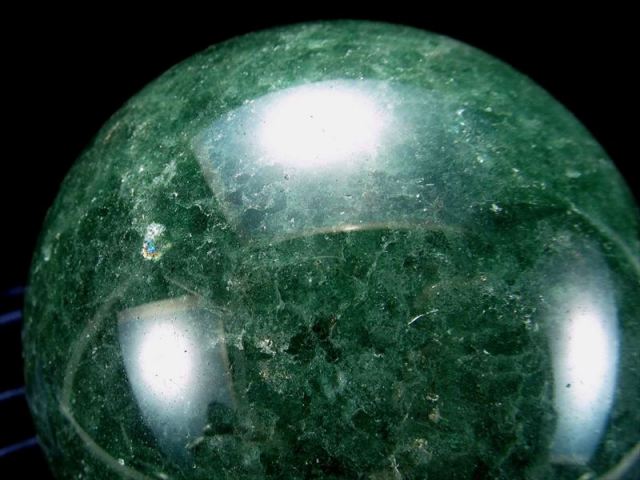 待望の再入荷 グリーン モスコバイト丸玉 台座付き 直径約73mm 重さ546g クロムを含む濃い緑色 キラキラと輝く癒しの緑色 一点もの クロム雲母