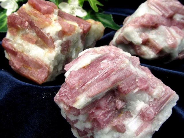 ピンクの結晶 ピンクトルマリン 水晶共生 原石 1個売り 200g-250g 愛情に満ちた石 心身の活性化 健康運の石 母岩付きナチュラル原石 ブラジル産