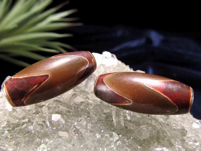 女性にピッタリミニサイズ 虎牙 黒鳶赤紋天珠 こがくろとびせきもんてんじゅ 全長約29mm 1個売り インパクトのある赤色模様