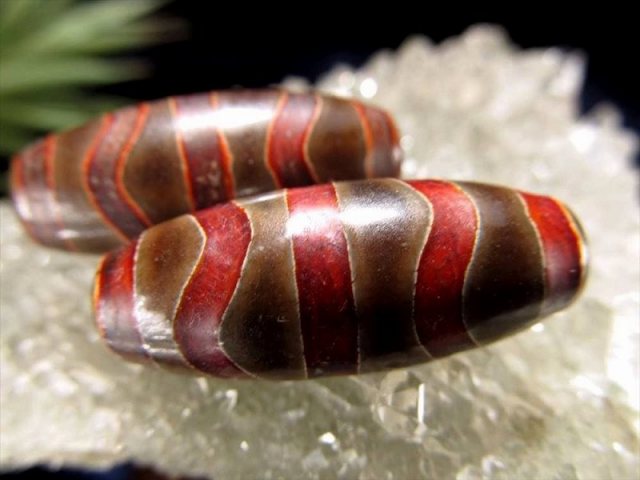 女性にピッタリミニサイズ 水紋 黒鳶赤紋天珠 すいもんくろとびせきもんてんじゅ 全長約29mm 1個売り インパクトのある赤色模様