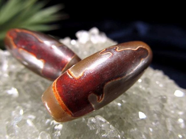 女性にピッタリミニサイズ 双観音 黒鳶赤紋天珠 そうかんのんくろとびせきもんてんじゅ 全長約29mm 1個売り インパクトのある赤色模様