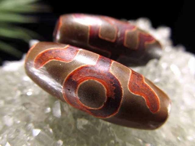 黒鳶赤紋山形一眼天珠&ロシア産翡翠ブレス〜エメラルドと共に 大人 黒鳶赤紋天珠 だいじんくろとびせきもんてんじゅ 全長約40mm 1個