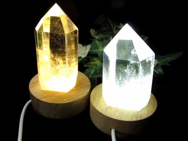 選べる白色と暖色 LED発光の木製台座 小サイズ 透明な天然石の