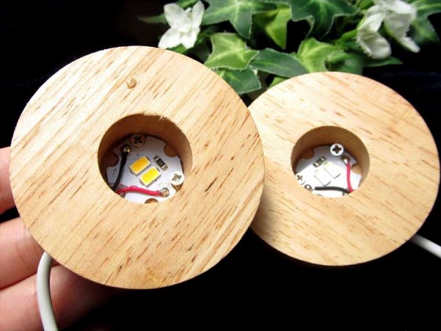 選べる白色と暖色 LED発光の木製台座 小サイズ 透明な天然石の