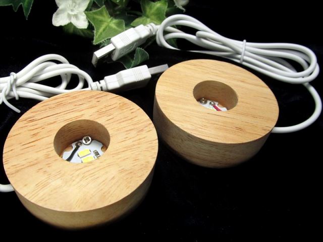 選べる白色と暖色 LED発光の木製台座 小サイズ 透明な天然石の