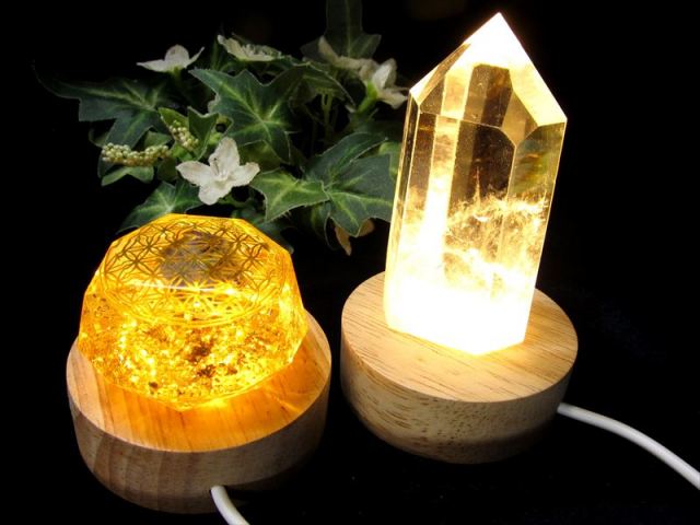 選べる白色と暖色 LED発光の木製台座 小サイズ 透明な天然石の