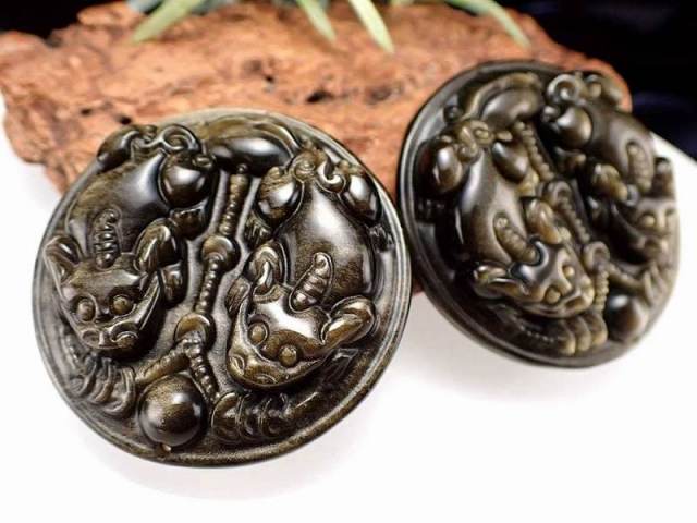 激安宣言 ゴールデンシャインオブシディアン(黒曜石) 夫婦貔貅(ヒキュウ)彫り ラウンドプレート 縦約50mm メキシコ産 geki-obG27
