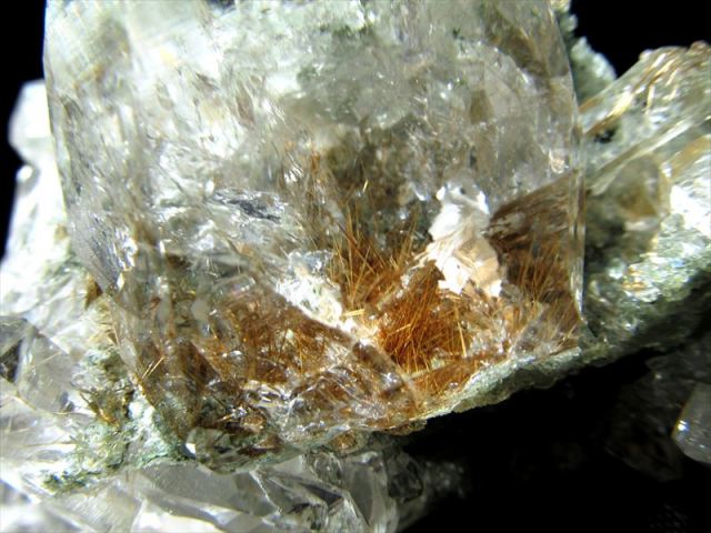 見逃し厳禁 超レア ゴールドルチル共生 キングオブクォーツ マニハール産水晶 クローライト共生 クラスター フレーム台座付き 最大幅約167mm 約604g 稀少1点物