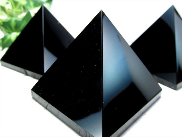 深く美しい漆黒の黒曜石 オブシディアン ピラミッド 置物 1個売り 重さ50g-70g 天然石 パワーストーン 漆黒 悪習慣や悪縁を絶つ石 メキシコ産 パワーストーン