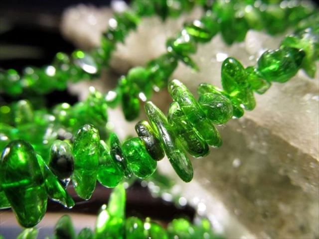 クロムダイオプサイト さざれ連 3mm-9mm前後 一連 約38cm-40cm 小粒タイプ 透明感抜群 ロシア産 パワーストーン 天然石