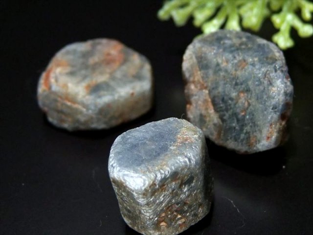 単結晶原石 天然石 サファイア 結晶原石 詰め合わせ 約20g 1袋約3個-5個入り 約9mm-25mm 群青色 世界4大宝石の1つ 勝利を呼ぶ石 ミャンマー産 yam-nz ss50